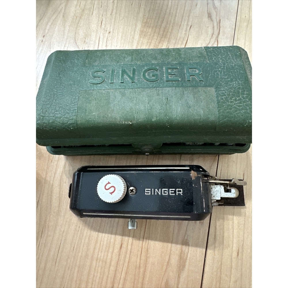 1948 Vintage SINGER Button Holder 160506 Attachment Templates Featherweight 221